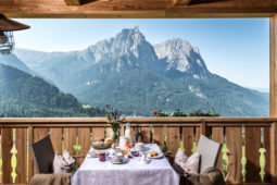 Frühstückstisch mit herrlichem Ausblick auf den Schlern in Kastelruth