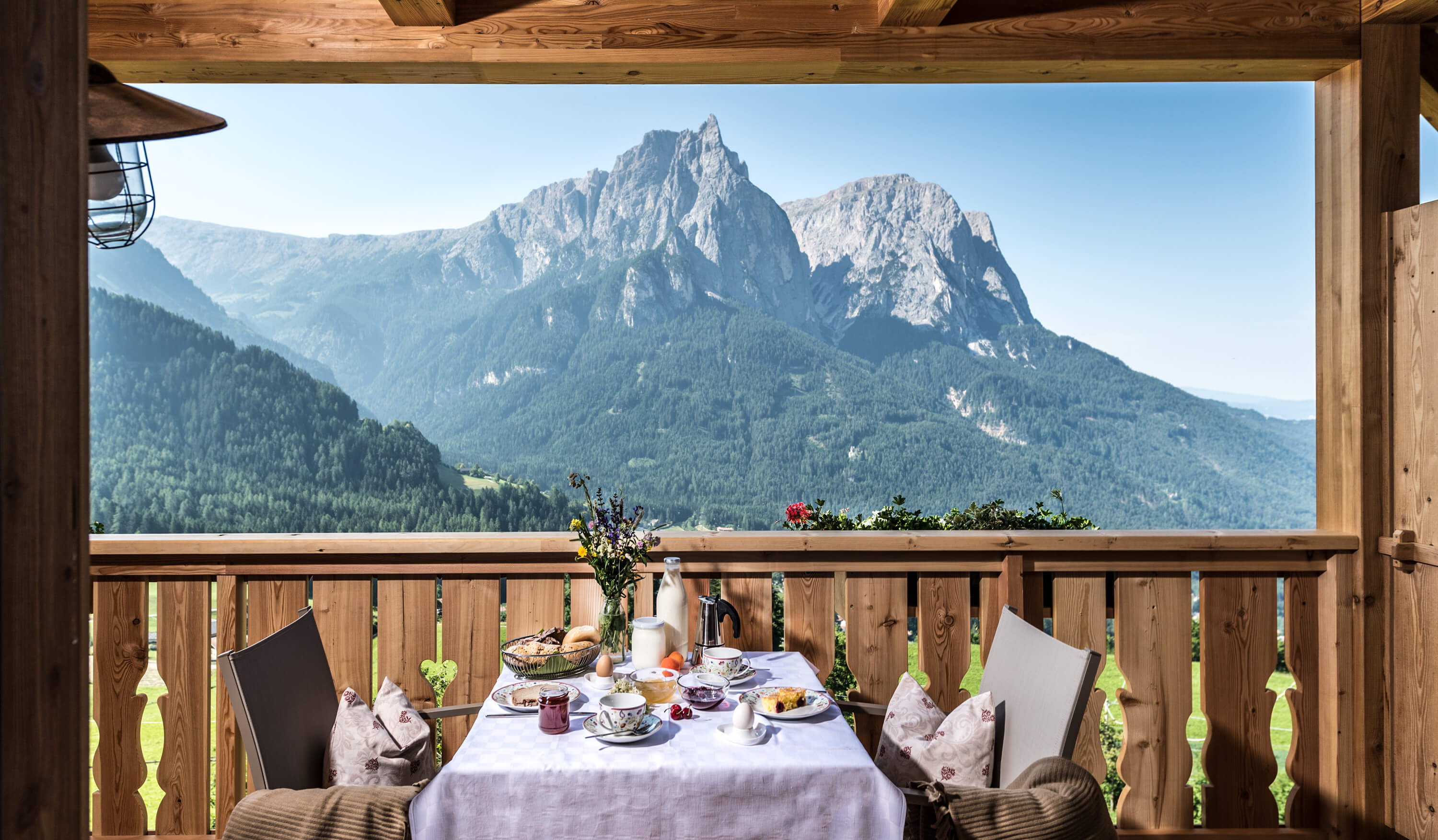 Frühstückstisch mit herrlichem Ausblick auf den Schlern in Kastelruth